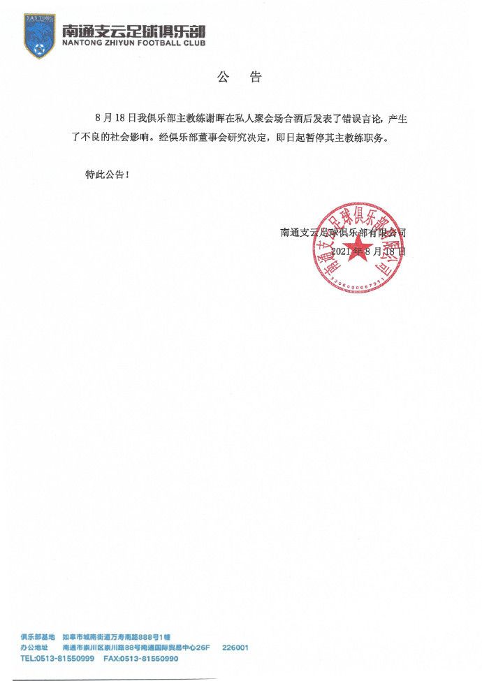 而周围散落的手发传单则印证了三位合伙人在创业初期的艰辛与不易